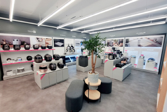 지난달 부산광역시에 오픈한 쿠쿠의 체험형 프리미엄 스토어 '쿠쿠 해운대점' 내부. <쿠쿠 제공>